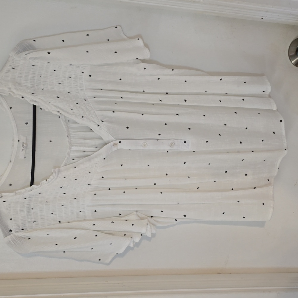 Maurice's white dress top.